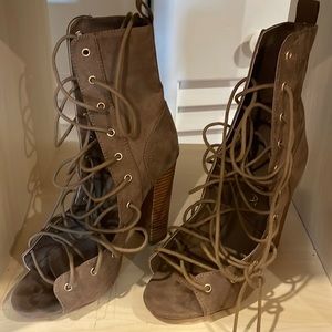 High heels lace up